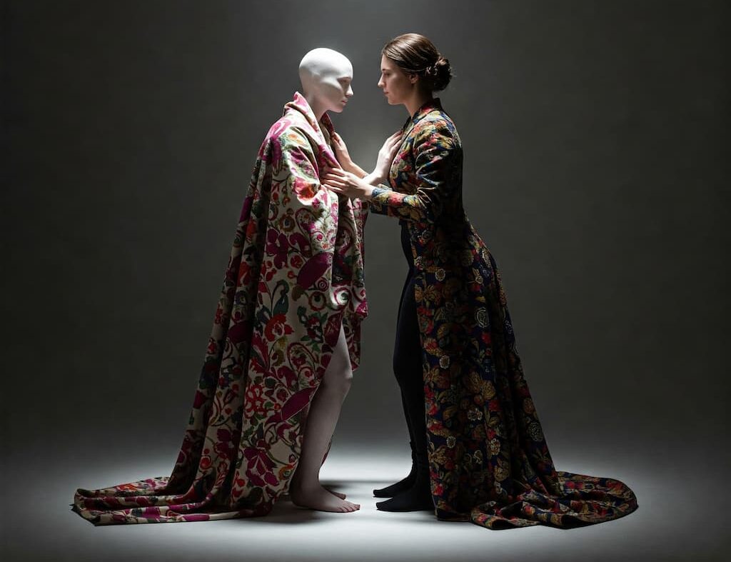 Gravura de adulto se voltando para parceiro(a), deixando pais humanizados no passado, simbolizando libertação.